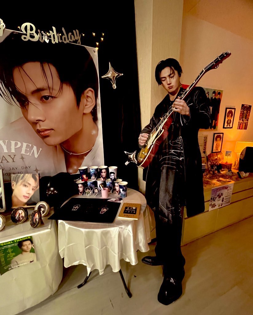 OMG THE STANDEE OF JAY LOOKS SOOOO REAL, SOO COOL 🤘🏻