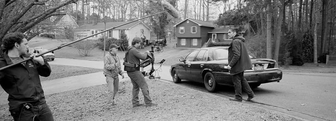 FilmsQuirky's tweet photo. #BehindTheScenes
#Prisioners (2013)
A desperate father takes the law into his own hands after police fail to find two kidnapped girls.
On location with the Steadicam and Boom in action. https://t.co/c3743G5Nzq