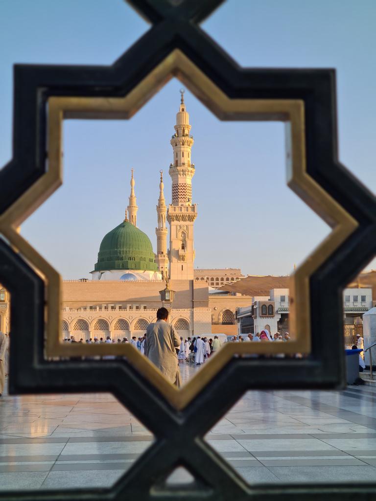 قَلبِي بِحُبِّ مُحَمَّـدٍ يَتدَفَّـقُ 
             وَالثِّغـرُ يزكُو بِالصَّلاةِ وَينطِقُ
وَبِيَومِ جمعَتِنَا تزِيدُ صَلَاتُنَا 
          وَالكونُ مِنها يستَضِيءُ وَيَشرِقّ

اللهم صل وسلم وبارك على نبينا محمد دائما أبدا. 

#يوم_الجمعة