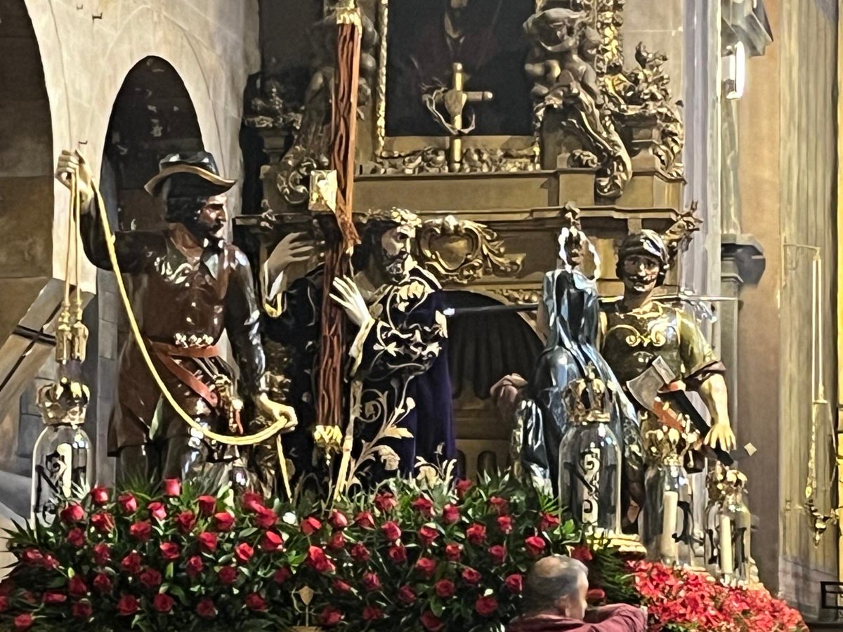 fraile_l's tweet photo. Mi protector, mi guía, el que me da fuerzas para luchar y seguir en mi vida junto mi Padre desde el cielo.
Por fin llegó el gran día de poder Profesionar con Nuestro Padre Jesús Nazareno…❤️ https://t.co/CPwIx1rWho