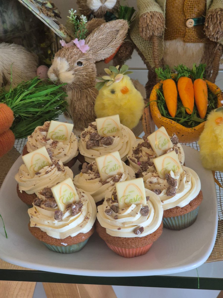 Getting into the Easter spirit with some fun spring decorations and freshly baked cupcakes by Shirley! Topped with vanilla buttercream and a little Easter treat—they’ve definitely brought some extra cheer to the weekend 🐣✨