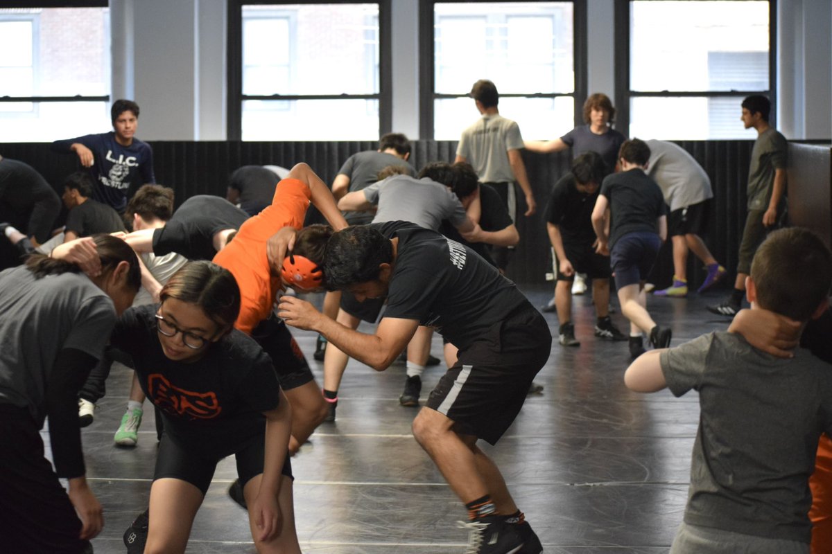 BeattheStreets's tweet image. Shout out to @NYUWrestling associate head coach @CoachCLuce for doing a fun #wrestling clinic for the #BeatTheStreets beginners and youth #practice session during spring break.

#NYUWrestling #NYCWrestling #YouthWrestling #WrestlingWorks
