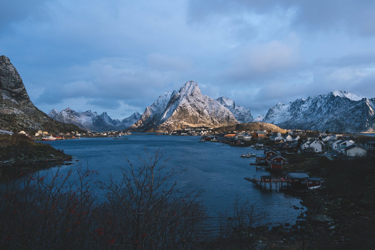 EternalMeteor's tweet photo. Moody blues from the incredible Lofoten Islands, Norway. The atmosphere here is something else. 🇳🇴✨

#Lofoten #Norway #MoodyGrams #LandscapePhotography
 #LofotenIslands #BluesyVibes #VisitNorway #Arctic https://t.co/cYCjZEnsEl