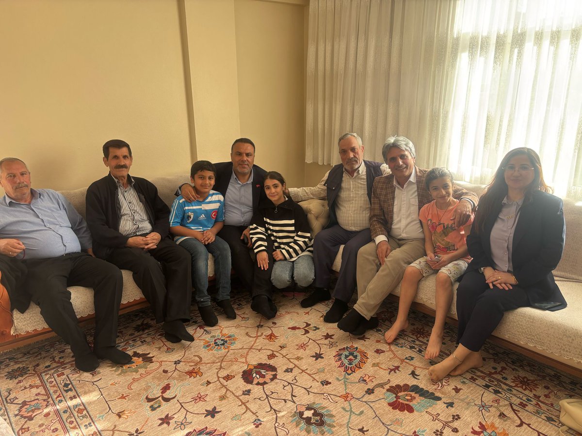 Geçtiğimiz günlerde yakınlarını kaybeden Kazım Karabekir mah sakinlerimizden Mevlüt Aksakal'ı hanesinde İlçe Başkanımız Köksal Şakar ilçe yönetim kurulu üyelerimiz mah başkanımız Turan Yurdakul ve yönetimi ile birlikte ziyaret edip taziye dileklerimizi ilettik

#akparti #erdoğan