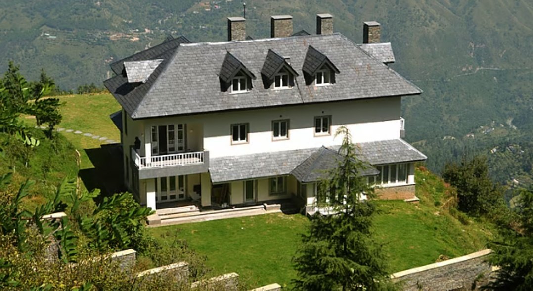 PoornimaNimo's tweet photo. No outsider (not a resident of HP) can acquire land in HP.
Yet Priyanka Gandhi acquired 9 acres of land in HP and built this sprawling 12000 sq feet bungalow.
When she built this two storeyed bungalow she was unemployed. Not even an MP.
No media house ever enquired about her source of income for constructing this huge 12000 sq ft extravaganza ???