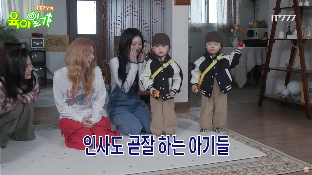 pjg920's tweet image. #ITZZZ #ITㅋㅋㅋ #ITZY의육아일기
있지의 육아일기가 아기를 돌보는게 아니라 있지 스스로를 돌보는건가요? 완전 큰 아기들이 등장하는데 아기들만큼 귀엽던데요? 그래도 지수가 있지 멤버들 중에서 유일하게 장녀라서 그런가 아기들과 시간 보낼 때 참 단아하게 잘 하는 거 같더라고요! 다음편도…