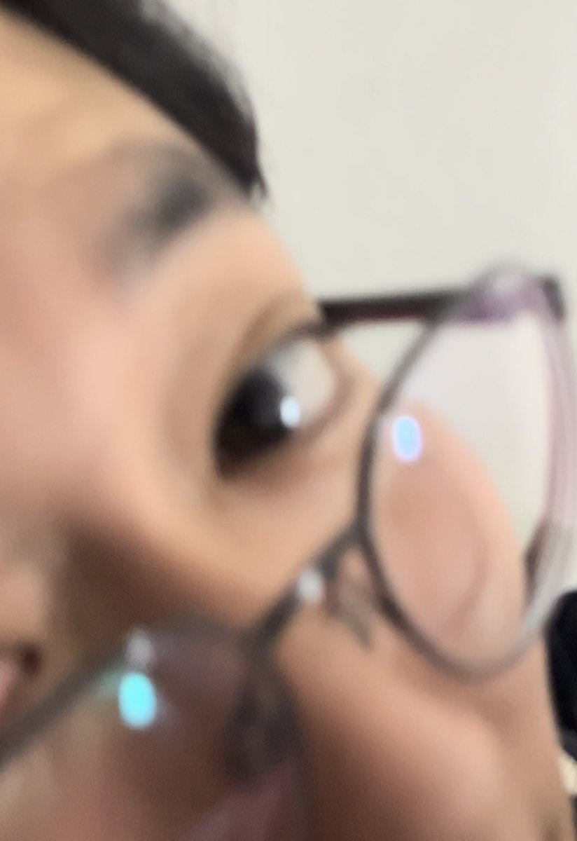 tinysooobin's tweet image. amo quando pego meu namorado no flagra me olhando bem assi