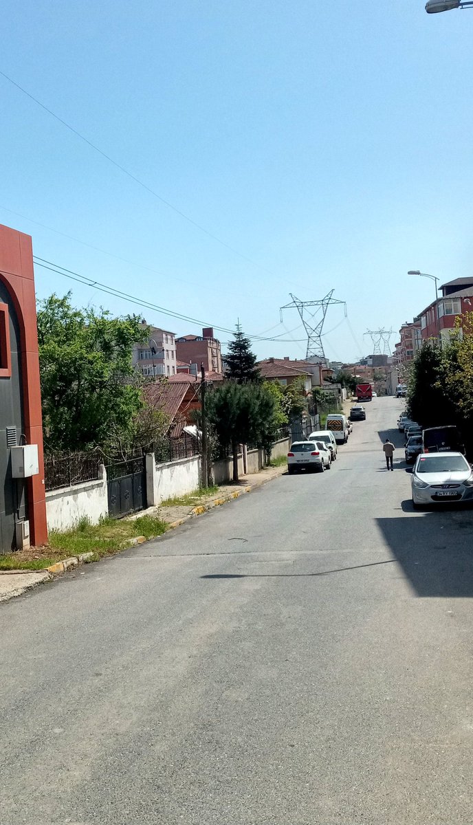 Burası Ataşehir Ferhatpaşa mahallesi.
Şimdi sorum şu yüksek gerilim tellerinin altına bina yapılır mı? Yapılmaz ise bu mahalledeki bu evlerin yapılmasına kim izin vermiş. 1 saat kadar kaldım bulunduğum yerde ve baş ağrısı tuttu. Bu insanlar burada nasıl yaşaya biliyorlar?