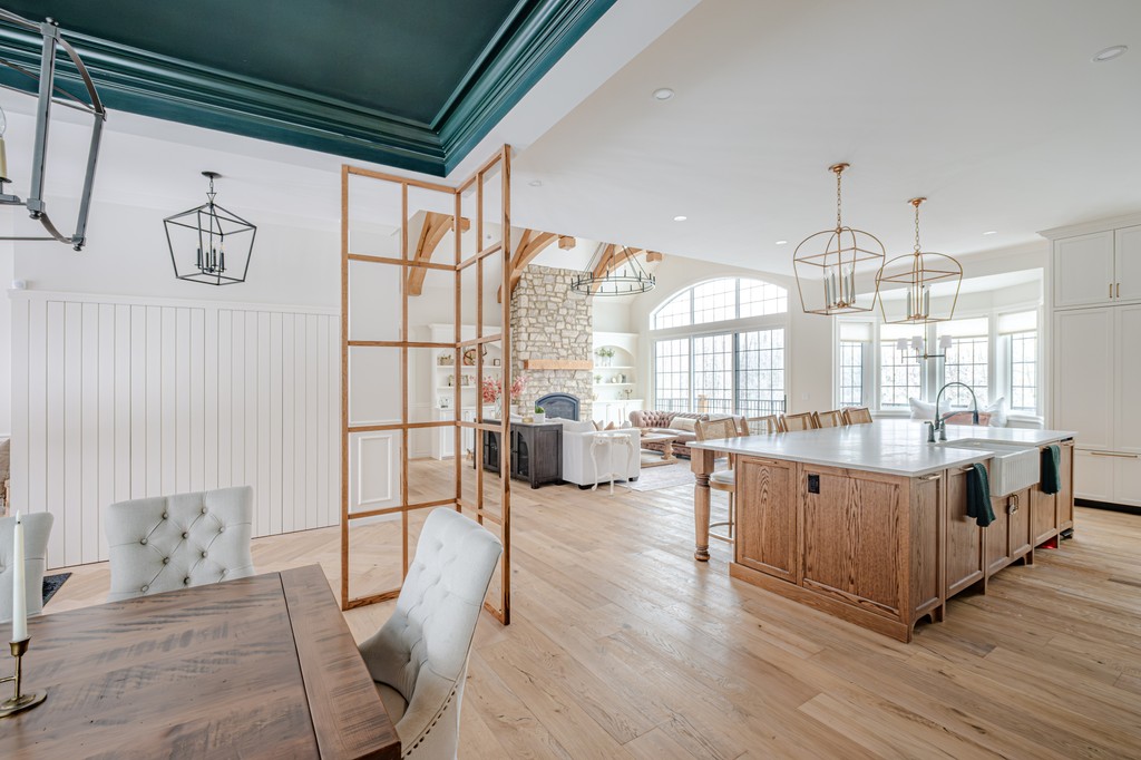 Bears Paw Project - This home is a perfect example of refined luxury, where every space, living room, dining room, and kitchen, flows seamlessly into one another.

Interior Design: <a href="/rcid_/">Rochelle Cote</a>
Build: @wideskyhomes
Photo: @wideskyhomes