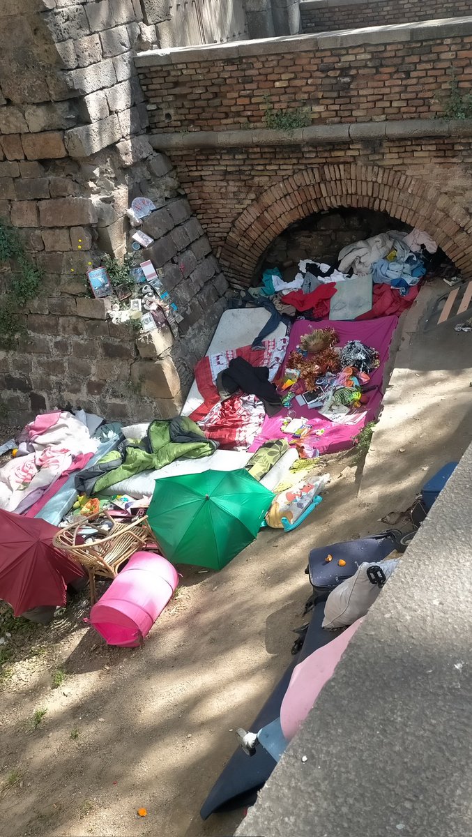 mgraciacan's tweet photo. Un abocador?, doncs no, és un assentament al fossar del @MuseuMaritim a l'Avinguda Paral•lel. Vergonyós #Raval #CiutatVella #PlaEndreça https://t.co/nQeDGUNZxq