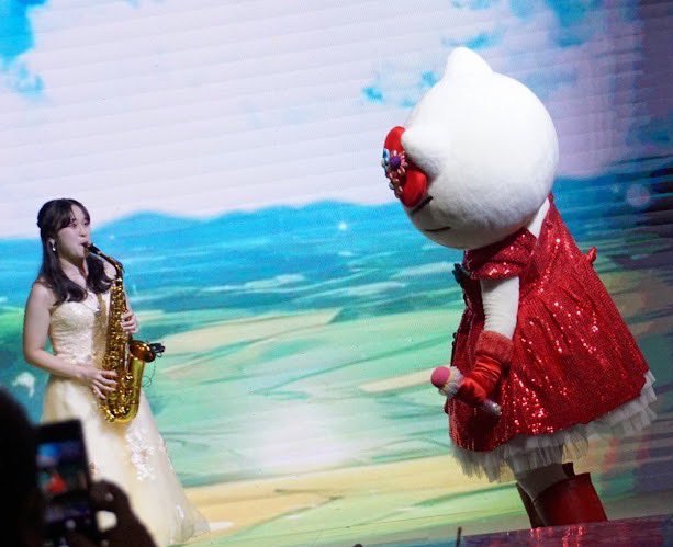 ___kaa10's tweet photo. HELLOKITTY SHOW BOX🐱🎀🍎
キティちゃん、そして素敵なメンバーとステージに乗らせていただいております
🎷🎺🥁💃
ランチ公演とカフェ公演どちらも出演しておりますので遊びに来てくださいね🏃‍♀️‍➡️
ジャズは初挑戦🫨🔥 https://t.co/xvct6i9Ny9
