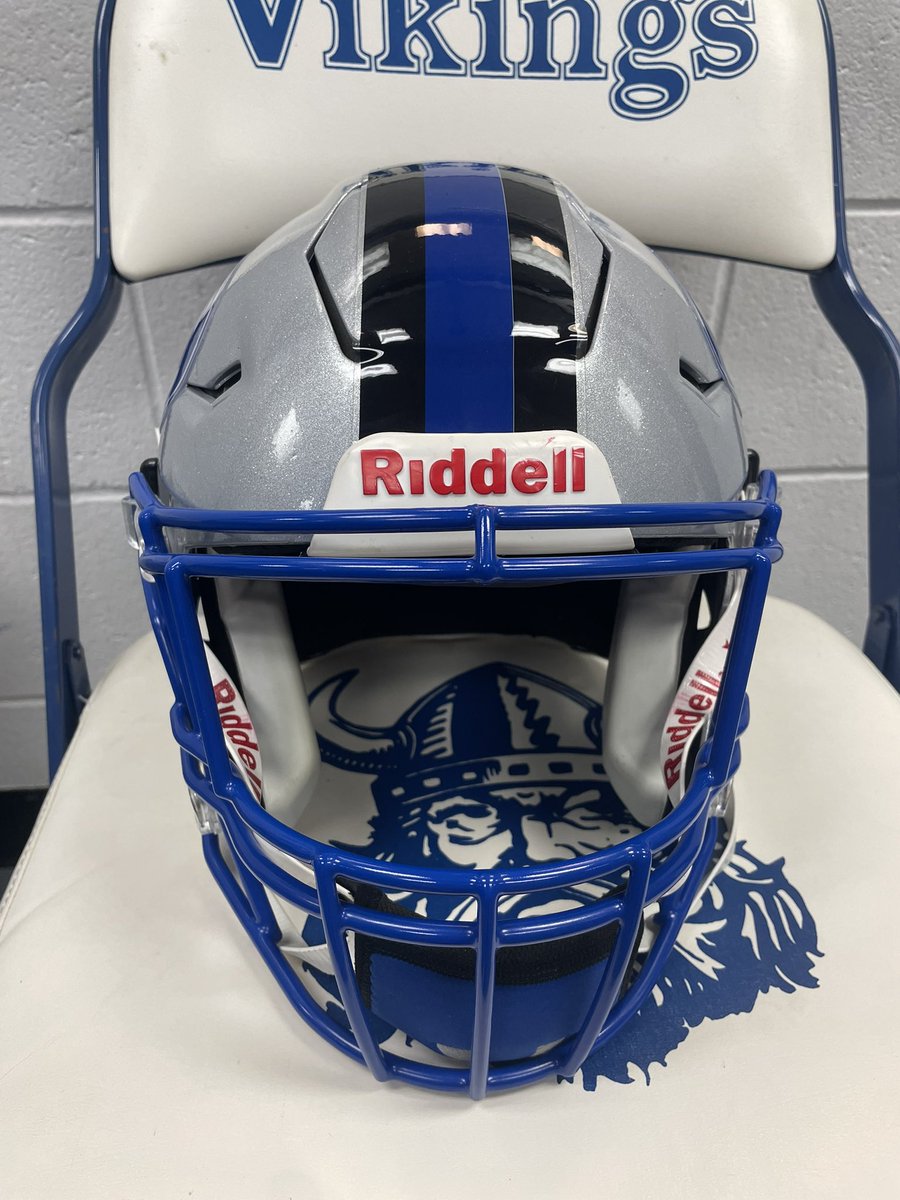 Renegade937OHIO's tweet photo. Just got our helmets back. Ohio State extreme silver pops with the royal facemask. They messed the stripe up, already sending us new ones, supposed to be tri stripe but I like these too. https://t.co/ox1RoBBkkf