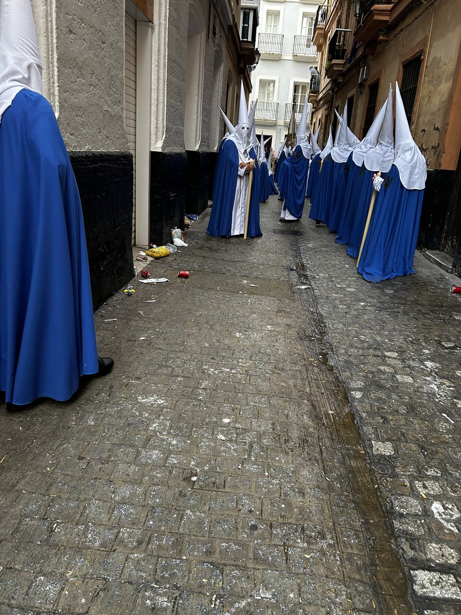 Luciaagarridoo's tweet photo. poniendo un cortejo lo más digno posible, además estrenando túnicas, y resulta que el barrio nos recibe con la calle llena de pipis y basuras @ConsejoHC_Cadiz @Cadiz_es @jctbcdz https://t.co/0Xks3c6Upk
