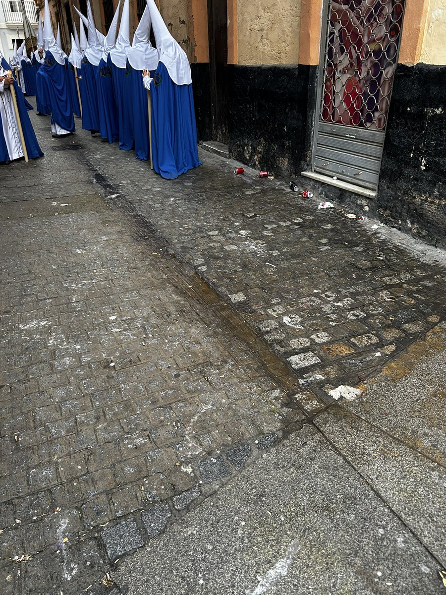 Luciaagarridoo's tweet photo. poniendo un cortejo lo más digno posible, además estrenando túnicas, y resulta que el barrio nos recibe con la calle llena de pipis y basuras @ConsejoHC_Cadiz @Cadiz_es @jctbcdz https://t.co/0Xks3c6Upk