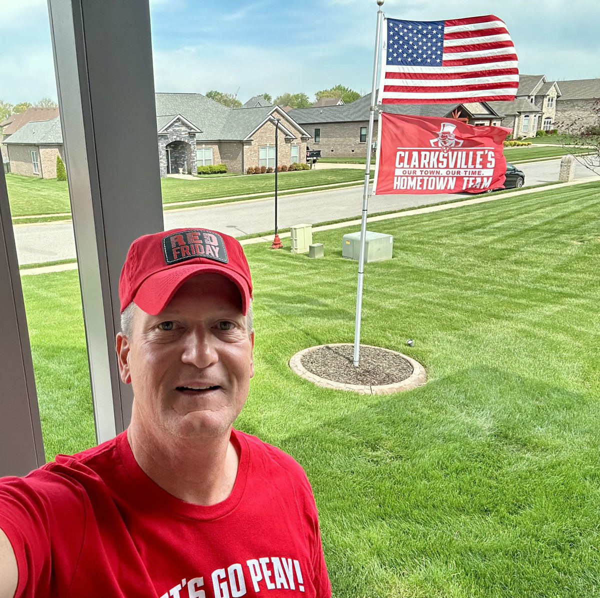 MGWaltLord's tweet photo. It’s a gorgeous day in beautiful Clarksville, Tennessee…today’s a campus holiday, but it’s still a great day to #SeeRed*, and a great day to be a Gov!
#SeeRedFriday | #LetsGoPeay! | #BeAGov!
*I know, that silly red cow is still hanging around…🎩❗️ https://t.co/cfj7jJ8beK