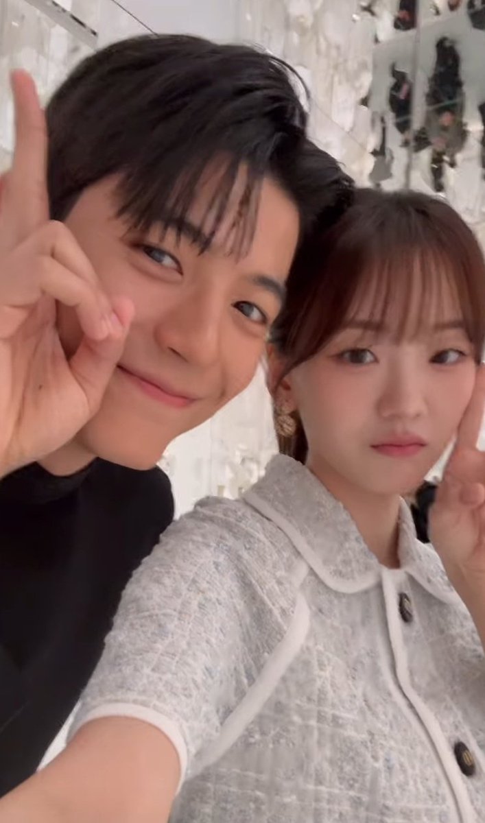 수혁남라 둘이 데이트하면서 찍은 셀카 같음 ㅠ
이수혁이 남라야 너도 브이 해줭 해서 최남라 브이 슬쩍 했다가 사람 지나가면 푸다닥 내릴 것 같음