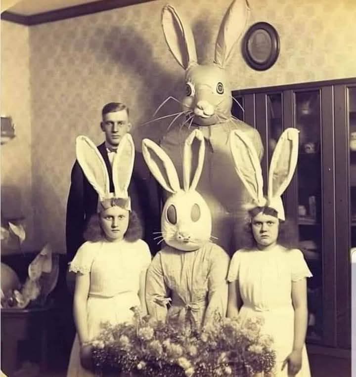 XBOMRadio's tweet photo. Wait? There were giant carnivorous bunnies before the #apocalypse?! Listen #AtomicAge-style! ☢️ At ▶️ https://t.co/C1J4cN2qVD 🎶#fallout #retro #nostalgia #easter https://t.co/qdgOmbk9L6