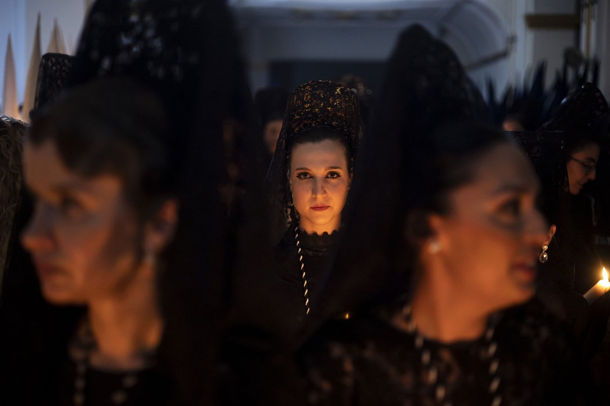 Photos of the Week: Holy Week, Tapir Calf, Whale Kites 28 images from the past seven days, including a colorful tulip festival in England, ice climbing in Nepal, the Irish World Dancing Championships in Dublin, and much more theatln.tc/G07ZUwM9