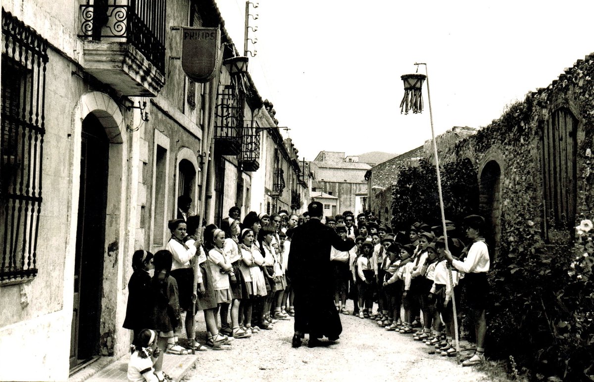 martirmn's tweet photo. 🌸Un any més, aquest diumenge de Pasqua els carrers d'Ordal s'ompliran de música i alegria amb les caramelles de la coral l'Oreneta.
D'aquesta manera seguim mantenint viva la tradició centenària que van començar els treballadors del forn del vidre d'Ordal a finals del segle XIX. https://t.co/NL5c7FJsb9