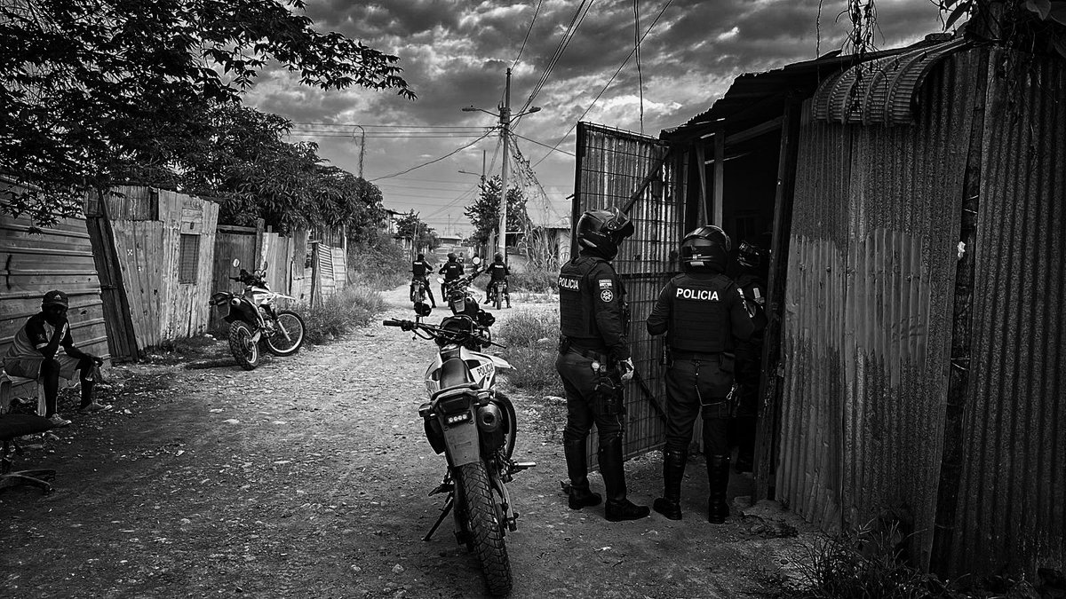 GoberElOro's tweet photo. ¡Firme despliegue del Bloque de Seguridad en #PuertoBolívar!

Con la intervención conjunta de @FFAAECUADOR, @PoliciaEcuador, y @armada_ecuador se ejecutan operativos en el sector #LaSapera, con el objetivo de neutralizar amenazas y garantizar la seguridad de sus habitantes. https://t.co/CO8q0vg58P