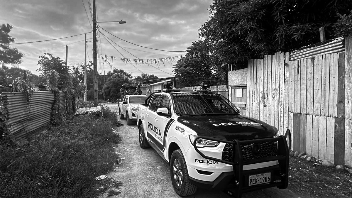 GoberElOro's tweet photo. ¡Firme despliegue del Bloque de Seguridad en #PuertoBolívar!

Con la intervención conjunta de @FFAAECUADOR, @PoliciaEcuador, y @armada_ecuador se ejecutan operativos en el sector #LaSapera, con el objetivo de neutralizar amenazas y garantizar la seguridad de sus habitantes. https://t.co/CO8q0vg58P