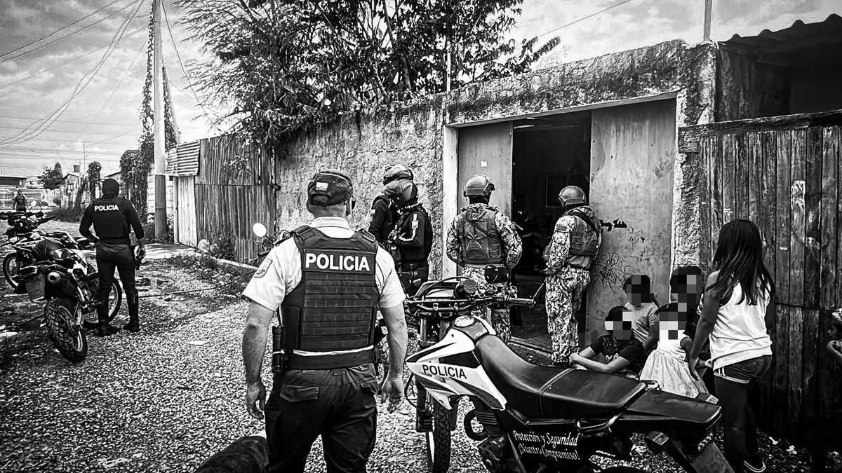 GoberElOro's tweet photo. ¡Firme despliegue del Bloque de Seguridad en #PuertoBolívar!

Con la intervención conjunta de @FFAAECUADOR, @PoliciaEcuador, y @armada_ecuador se ejecutan operativos en el sector #LaSapera, con el objetivo de neutralizar amenazas y garantizar la seguridad de sus habitantes. https://t.co/CO8q0vg58P