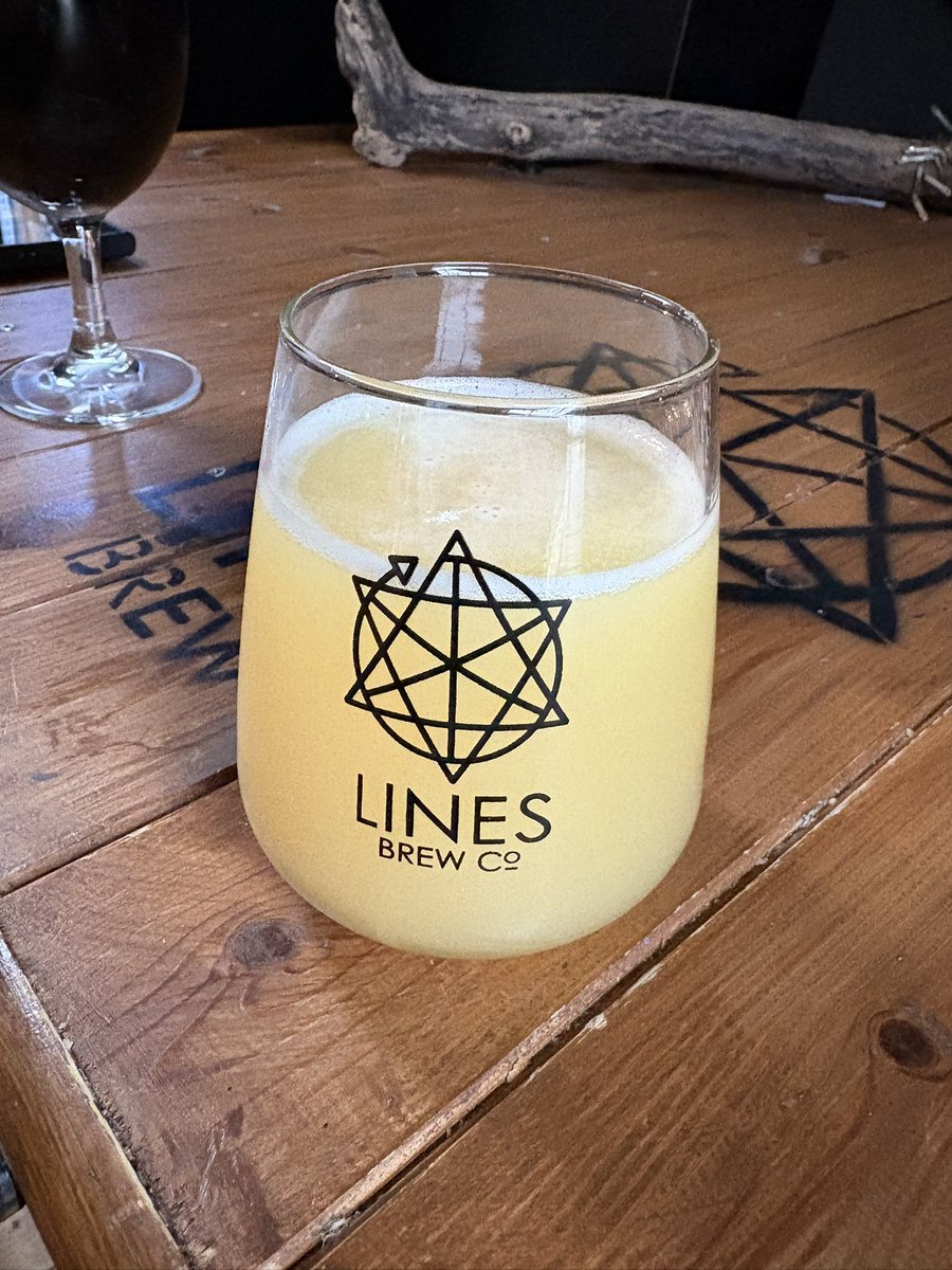 susiebear78's tweet photo. #beeroclock #localbeers #usk #lines #cloudyIPA https://t.co/EwkQ6WPBRT