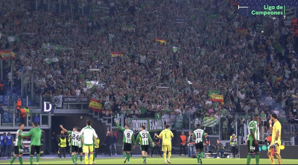 ElMagoBotas_'s tweet photo. 𝐃𝐞𝐥 𝐌𝐢𝐧𝐢 𝐄𝐬𝐭𝐚𝐝𝐢 𝐚 𝐅𝐥𝐨𝐫𝐞𝐧𝐜𝐢𝐚.

Diez años después de jugar, en Segunda, contra el filial del Barça en el Mini Estadi, el Betis disputará en Florencia una semifinal europea por primera vez en su historia.

Muchísimas cosas han cambiado a lo largo de estos diez años. Hemos cambiado de presidente, de entrenador, de jugadores, casi de estadio (reforma incluida), tenemos una nueva ciudad deportiva, mejores instalaciones y un club infinitamente más profesionalizado. No hay duda de que este Betis es otro.

Lo único que no ha cambiado desde entonces es que, tanto en el Mini Estadi como en Florencia, el Betis tuvo y tendrá a una enorme afición detrás. La afición del Betis llenó casi por completo el Mini Estadi, y la afición del Betis llenará la grada visitante en Florencia y el Benito Villamarín.

Nadie mejor que nosotros sabe lo que es estar en Segunda, quedarse a las puertas de un ascenso y tener que armarse de valor y de amor para volver a intentarlo. Desde fuera es muy fácil juzgar. Pero nosotros sabemos lo que han significado estos años.

Disfrutemos de este Betis. De un Betis consolidado en los puestos altos de La Liga año tras año, de un Betis que ganó un título hace tres años y que ahora pelea por ganar otro. Un Betis en constante crecimiento.

Ahora nos toca a nosotros.