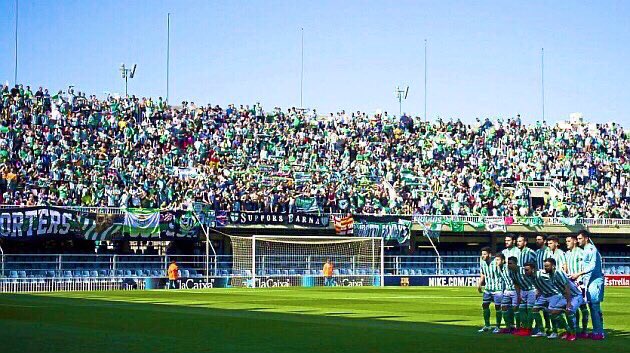 ElMagoBotas_'s tweet photo. 𝐃𝐞𝐥 𝐌𝐢𝐧𝐢 𝐄𝐬𝐭𝐚𝐝𝐢 𝐚 𝐅𝐥𝐨𝐫𝐞𝐧𝐜𝐢𝐚.

Diez años después de jugar, en Segunda, contra el filial del Barça en el Mini Estadi, el Betis disputará en Florencia una semifinal europea por primera vez en su historia.

Muchísimas cosas han cambiado a lo largo de estos diez años. Hemos cambiado de presidente, de entrenador, de jugadores, casi de estadio (reforma incluida), tenemos una nueva ciudad deportiva, mejores instalaciones y un club infinitamente más profesionalizado. No hay duda de que este Betis es otro.

Lo único que no ha cambiado desde entonces es que, tanto en el Mini Estadi como en Florencia, el Betis tuvo y tendrá a una enorme afición detrás. La afición del Betis llenó casi por completo el Mini Estadi, y la afición del Betis llenará la grada visitante en Florencia y el Benito Villamarín.

Nadie mejor que nosotros sabe lo que es estar en Segunda, quedarse a las puertas de un ascenso y tener que armarse de valor y de amor para volver a intentarlo. Desde fuera es muy fácil juzgar. Pero nosotros sabemos lo que han significado estos años.

Disfrutemos de este Betis. De un Betis consolidado en los puestos altos de La Liga año tras año, de un Betis que ganó un título hace tres años y que ahora pelea por ganar otro. Un Betis en constante crecimiento.

Ahora nos toca a nosotros.