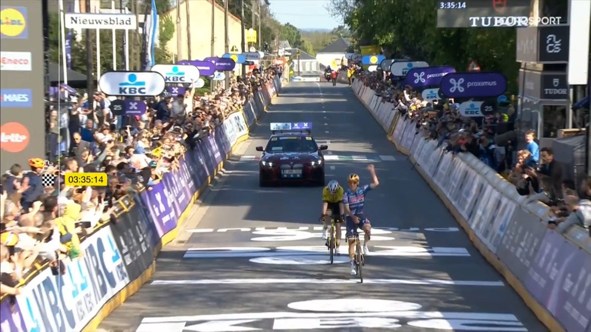 LeGruppetto's tweet photo. QUEL RETOUR POUR REMCO EVENEPOEL, VAINQUEUR DE LA FLÈCHE BRABANÇONNE ! Dès sa reprise, le Belge de la Soudal-QuickStep (25 ans) s'impose, battant Wout Van Aert (Visma-Lease a Bike) pour décrocher son 60e succès pro. Van Aert s'était arrêté de rouler à plus de 2km. #DBP25 https://t.co/ckhlDjQ71S