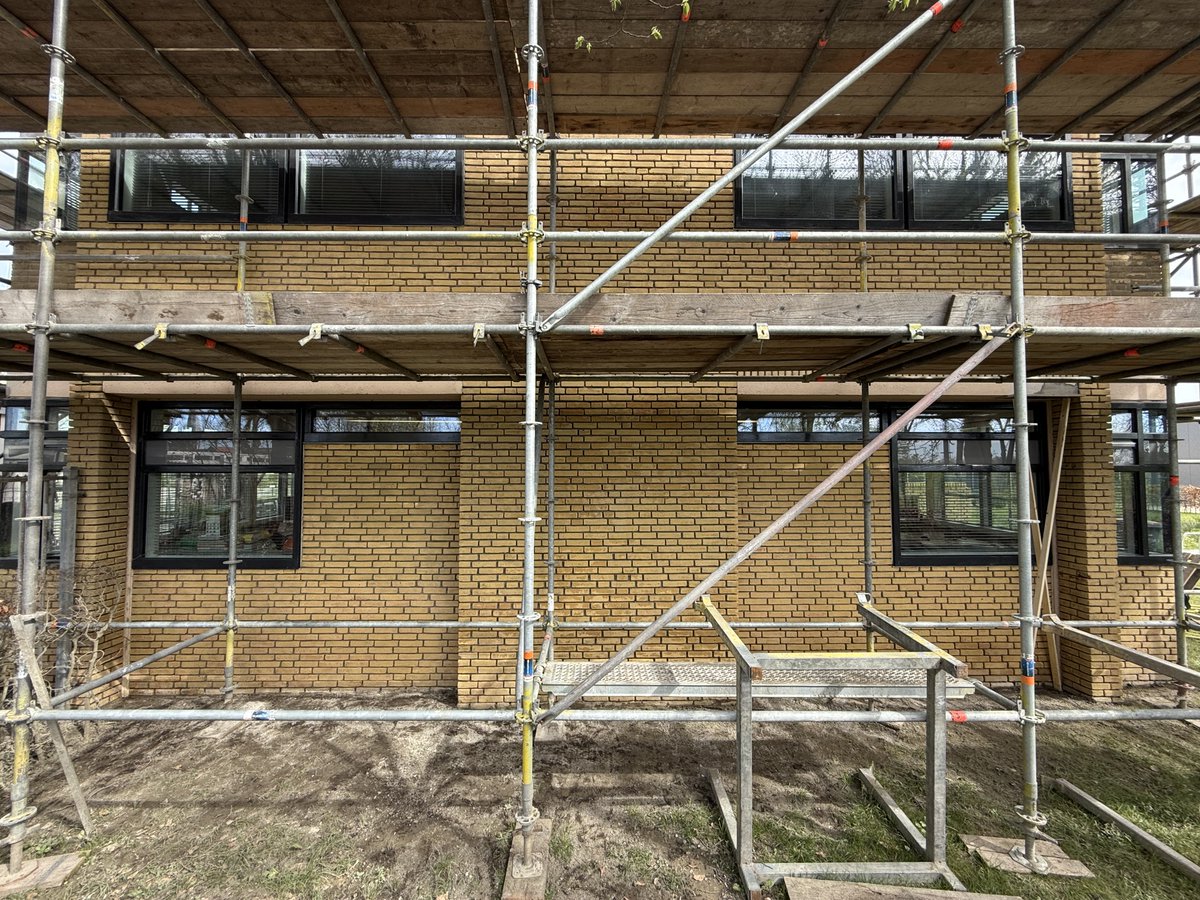 De gevels van ons kantoor uit 1975 worden grondig onder handen genomen.
De voegen in de flink verweerde steen zijn eruit gehaald en de stenen zijn licht gestraald. De gevelonderdelen met betonrot zijn opengekapt, de wapening is behandeld en vervolgens zijn de gaten weer opgevuld.