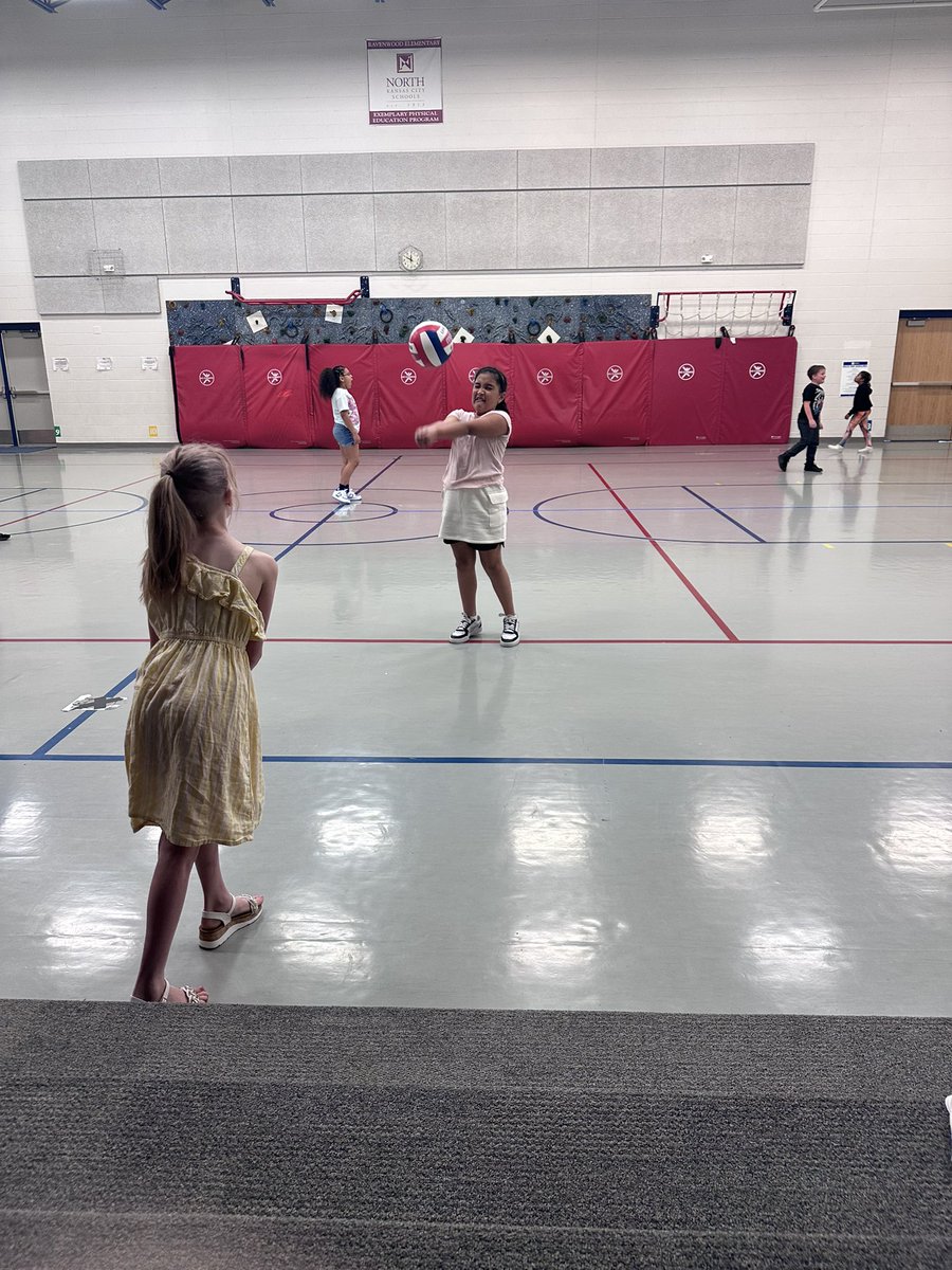 MrsHobbsPE's tweet photo. Let me just brag on this third grade class! A student helped another student learn how to have correct form while bump passing a volleyball! I cannot LOVE this enough to see students growing and learning from each other! #volleyballskills #studentistheteacher https://t.co/D22gPoKy9T