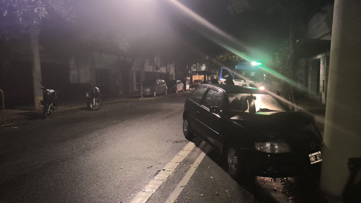 BombVolRosario's tweet photo. #Anoche alrededor de las 06am un auto colisiono frente a las instalaciones de nuestra Central de Bomberos ubicada en Rioja al 2800. En el lugar se encontraba un solo ocupante el cual fue atendido junto al SIES y personal policial.
#Bomberos
#Accidente
#NosNecesitamos
#ABVR https://t.co/kzpWKV2ABq