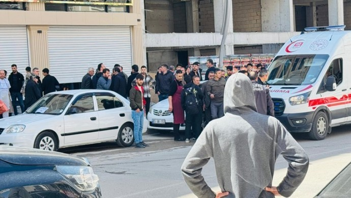 XevnaM2's tweet photo. 🚨 Van'ın Rêya Armûşê (İpekyolu) ilçesinde bir giyim mağazasına düzenlenen silahlı saldırıda 5 kişi yaralandı, 1 kişi hayatını kaybetti. 

Saldırı sonrası olayla ilgili soruşturma başlatıldı. https://t.co/zON6lTjoRc