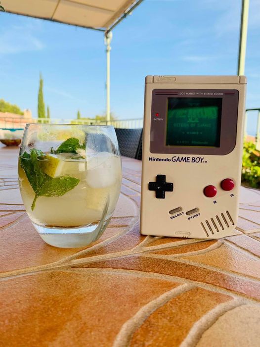 turk182es's tweet photo. Bon apรฉro et bon week-end les amis !
#Retroblog #Retrogaming #Apero #Nintendo #Gameboy #Mojito #Oldies #Vintage #Jeuxvideo #Videogmes https://t.co/NTeLVkr8Or