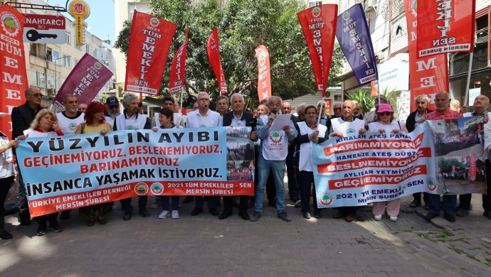XevnaM2's tweet photo. 🚨 Mersin'de emekli dernekleri ve sendikaları, "Geçinemiyoruz, barınamıyoruz, beslenemiyoruz" diyerek insanca yaşam taleplerini dile getirdi. Vergi adaletsizliğine ve düşük maaşlara tepki gösteren emekliler, en düşük maaşın memur maaşına eşitlenmesini, gerçek enflasyona göre zam yapılmasını ve sağlık kesintilerinin kaldırılmasını istedi.