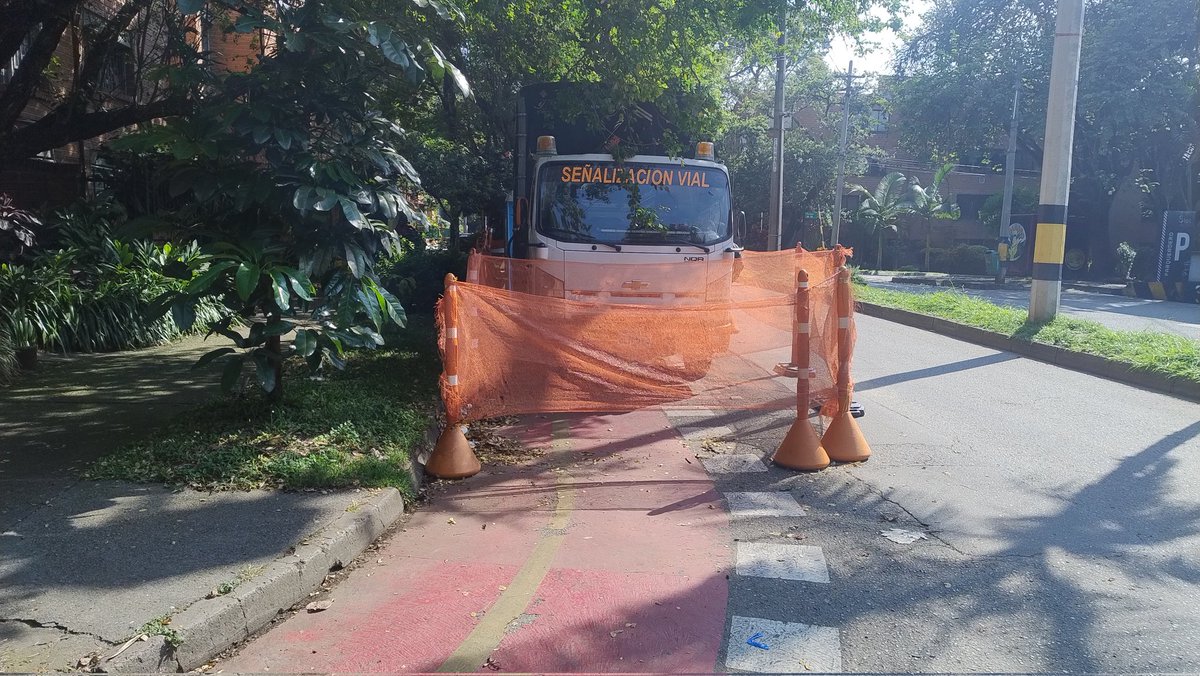 Hola @sttmed por favor nos ayudan con el mal parqueo de estos vehículos en <a href="/BarrioCarlosE/">Carlos E. Restrepo</a> en Cra. 65a entre calles 51 y 51a.