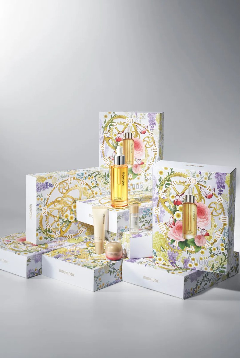 Bonjour_Brand's tweet photo. BONJOUR CREATION TIME
Inspired by the "Time Garden", Frédérique Vernillet reimagines the passage of time with Mooklook, blending the brand's essence of "Beauty Untouched by Time". ⏳🌸#bonjourbrand #bonjourcreation #mooklook #skincare #beaty #packaging #design #creativity https://t.co/fgGWu7QsU6