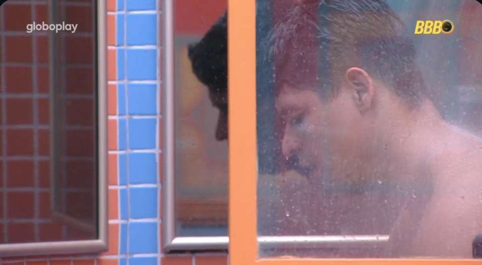 Guigavilarrr's tweet photo. Depois de agradecer por tudo, Gui foi recarregar as energias com um banho e aquele cochilo merecido! Um guerreiro que honra cada passo até aqui. 🙏

📸 Reprodução: TV Globo
#TimeGui no #BBB25 | 🦀 https://t.co/y83kjSyM9b