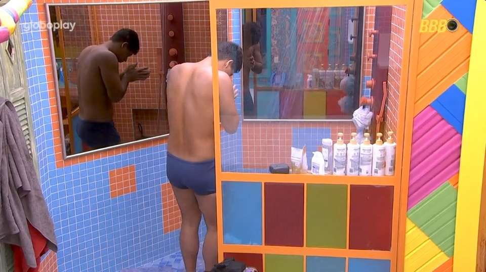 Guigavilarrr's tweet photo. Depois de agradecer por tudo, Gui foi recarregar as energias com um banho e aquele cochilo merecido! Um guerreiro que honra cada passo até aqui. 🙏

📸 Reprodução: TV Globo
#TimeGui no #BBB25 | 🦀 https://t.co/y83kjSyM9b
