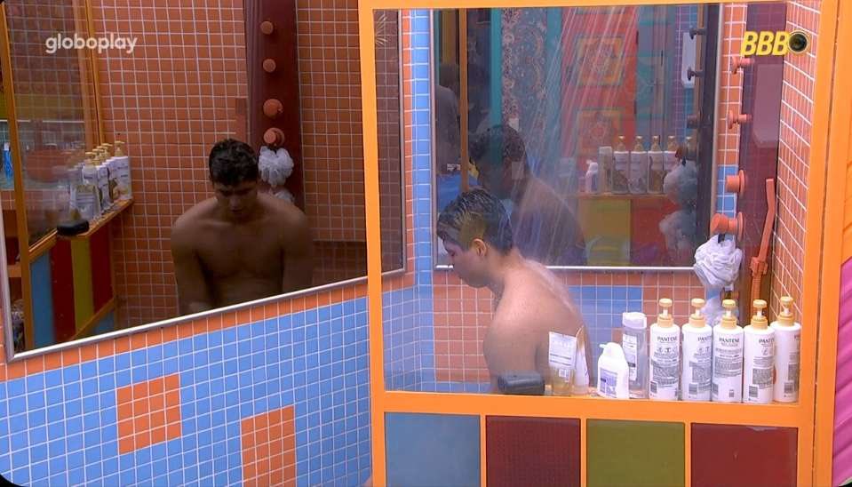Guigavilarrr's tweet photo. Depois de agradecer por tudo, Gui foi recarregar as energias com um banho e aquele cochilo merecido! Um guerreiro que honra cada passo até aqui. 🙏

📸 Reprodução: TV Globo
#TimeGui no #BBB25 | 🦀 https://t.co/y83kjSyM9b