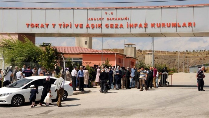 XevnaM2's tweet photo. 🚨 Tokat T Tipi Kapalı Cezaevi’nde ağız içi aramayı reddeden tutsaklar 7 aydır hastaneye sevk edilmiyor, ağır hastalıkları olanlar tedavi göremiyor. 

Disiplin cezaları ve aile görüş yasakları uygulanıyor. Pişmanlık dayatması, kitap sınırlaması ve siyasi sorular tutsakların aktardığı diğer hak ihlalleri arasında. Bazı tutsakların tahliyeleri defalarca ertelendi, infazları yakıldı.