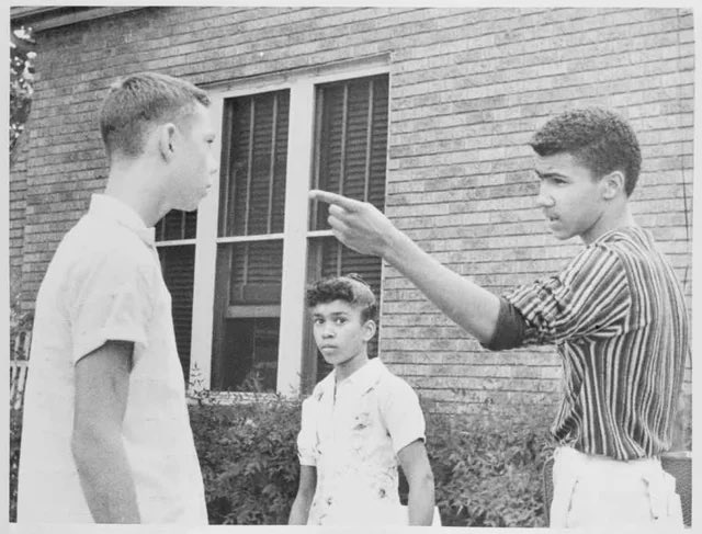 SlumBros_2020's tweet image. #EasterWeekend #Easter2025 #FriendEd101 #racism
Fifteen-year-old Johnny Gray confronts one of the two white boys who tried to force him and his sister, Mary, from the sidewalk as they walked to school in Little Rock, Arkansas on September 16, 1958.