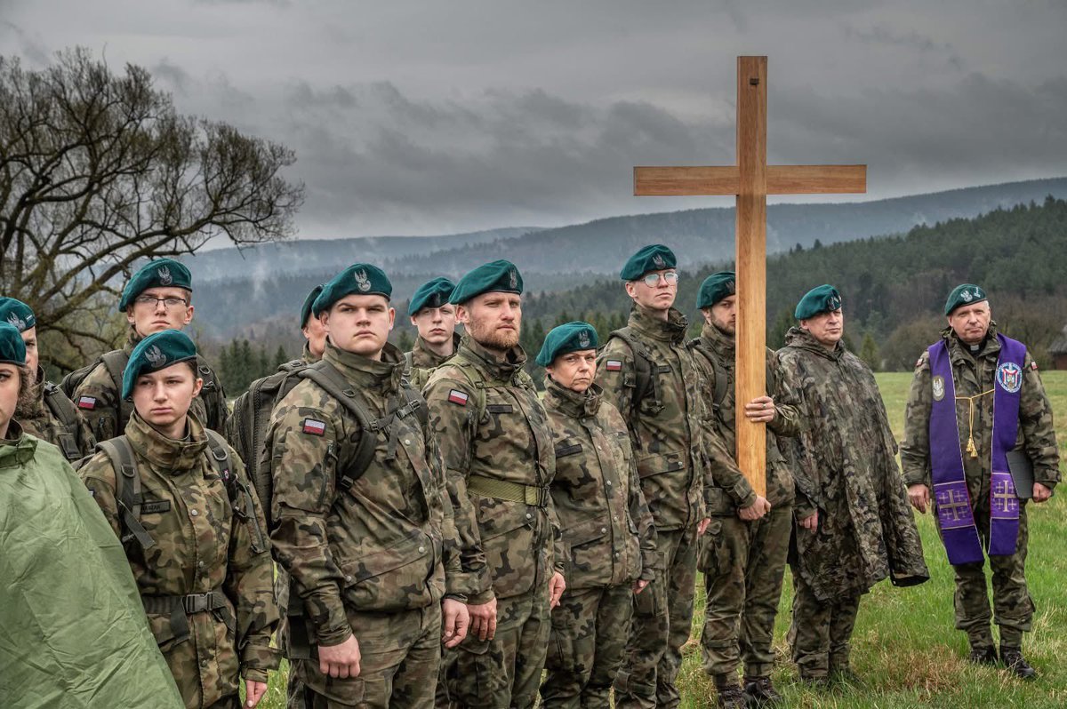 Zelazna_Dywizja's tweet photo. Wiara dla wielu żołnierzy jest nie tylko siłą duchową, ale i codziennym oparciem w służbie. Kapelani towarzyszą im w rozmowie, sprawują msze św i spowiadają. Przed Świętami Wielkanocnymi duchowni zorganizowali także Drogę Krzyżową, w której wzięli udział #Podhalańczycy z #5bsp. https://t.co/H7Y0e2YhOI