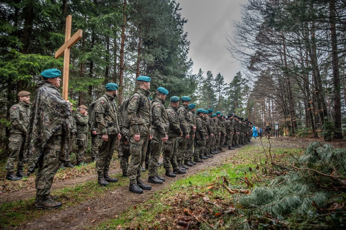 Zelazna_Dywizja's tweet photo. Wiara dla wielu żołnierzy jest nie tylko siłą duchową, ale i codziennym oparciem w służbie. Kapelani towarzyszą im w rozmowie, sprawują msze św i spowiadają. Przed Świętami Wielkanocnymi duchowni zorganizowali także Drogę Krzyżową, w której wzięli udział #Podhalańczycy z #5bsp. https://t.co/H7Y0e2YhOI