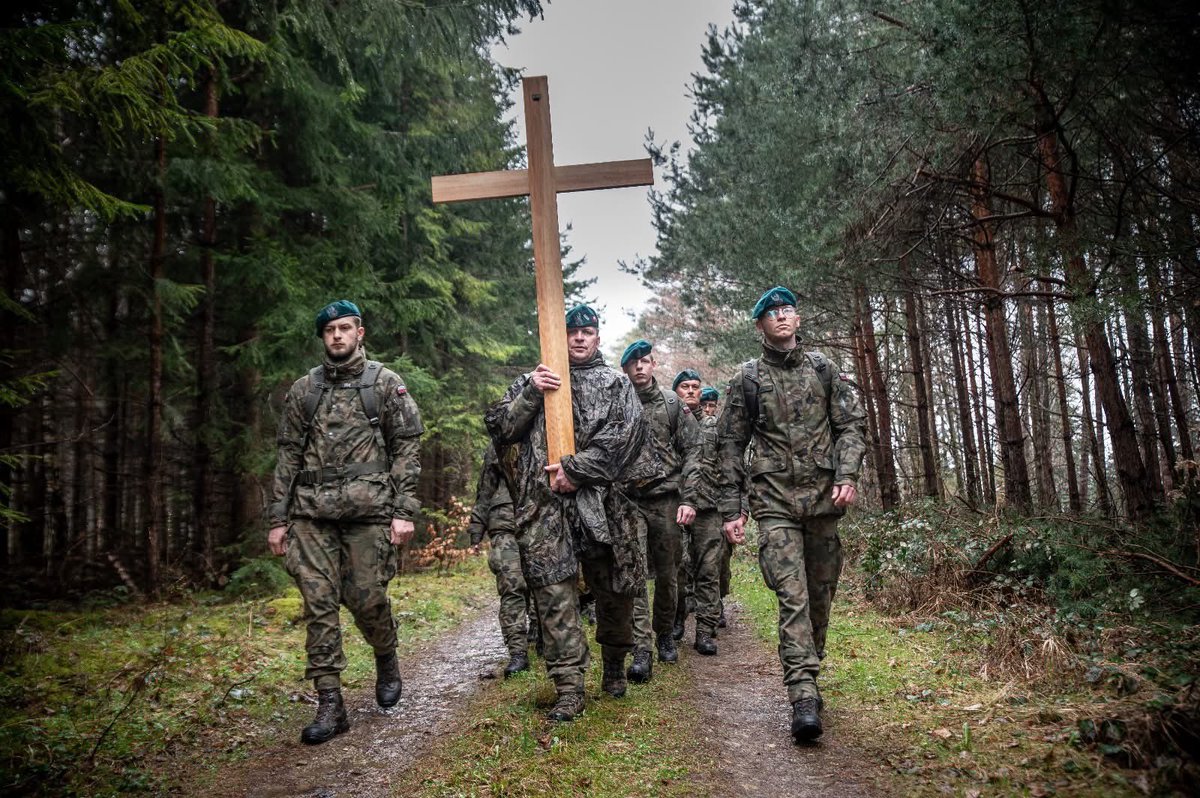 Zelazna_Dywizja's tweet photo. Wiara dla wielu żołnierzy jest nie tylko siłą duchową, ale i codziennym oparciem w służbie. Kapelani towarzyszą im w rozmowie, sprawują msze św i spowiadają. Przed Świętami Wielkanocnymi duchowni zorganizowali także Drogę Krzyżową, w której wzięli udział #Podhalańczycy z #5bsp. https://t.co/H7Y0e2YhOI