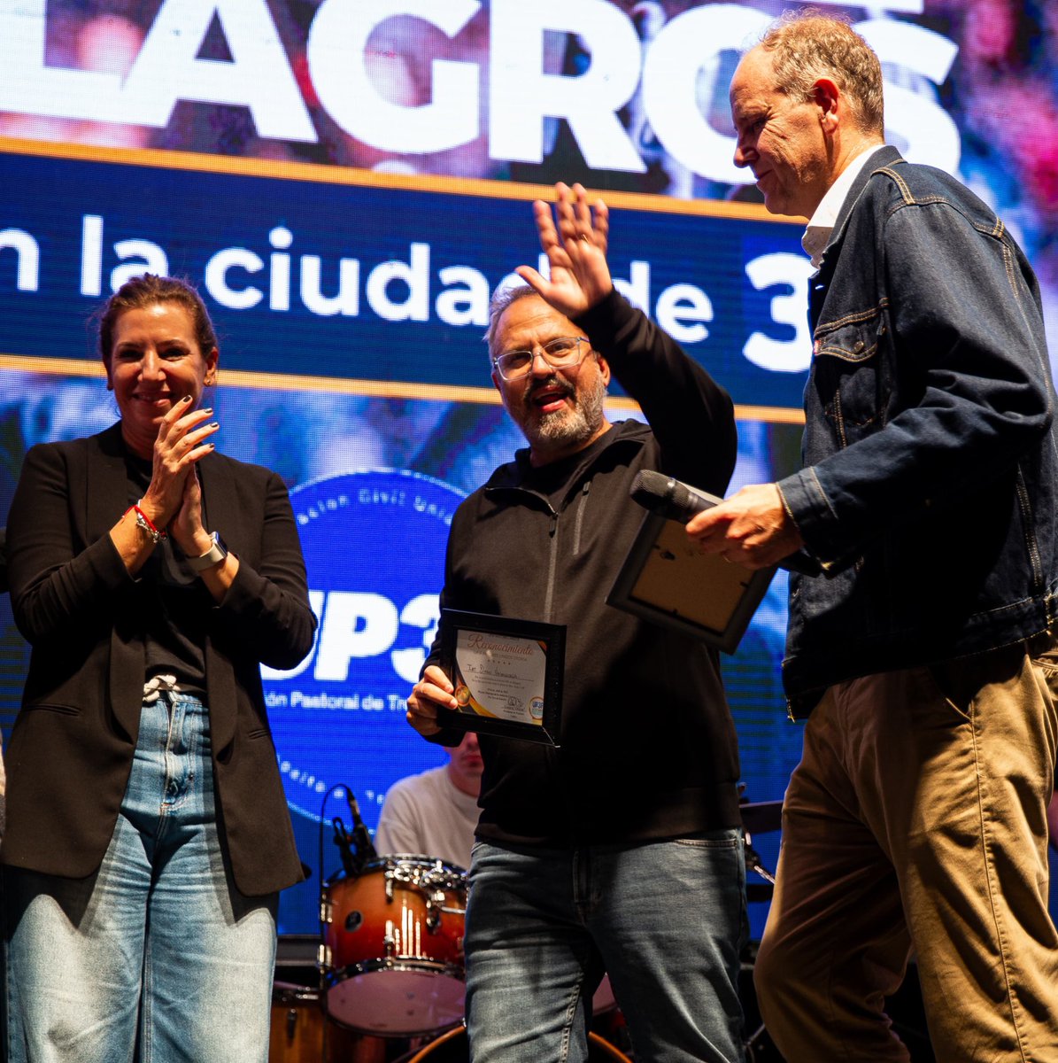 dievalen's tweet photo. El Consejo de Pastores de Tres de Febrero me invitó a un encuentro en Caseros para reforzar los valores familiares. Ahí estuvo también el presidente de #Aciera @ChristianHooft. La familia es pilar central de la comunidad! https://t.co/MhDoSYBLYH