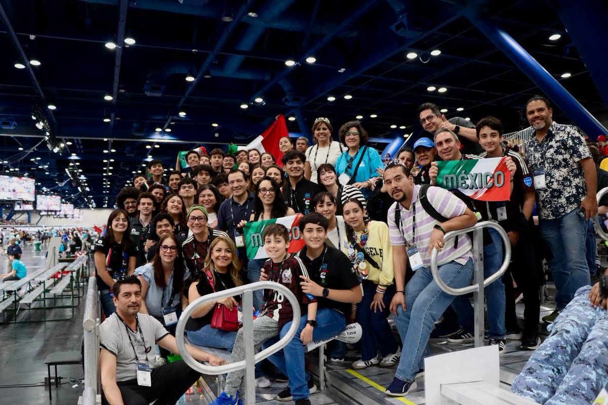 PrepaTec's tweet photo. ¡Inicia un nuevo día con la energía recargada! 🔋⚡️ Así se vive esta emocionante aventura de #FIRSTHouston 🤘Nuestra porra favorita siempre será la familia y amigos. ¡A darlo todo! 🤖🔥 https://t.co/Xr7Fl5yQ1P