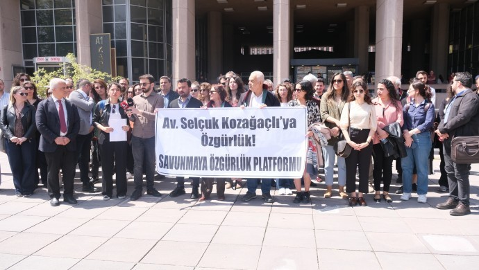 XevnaM2's tweet photo. 🚨 Savunmaya Özgürlük Platformu, tahliyesinin ardından tekrar tutuklanan avukat Selçuk Kozağaçlı'ya destek için Ankara Adliyesi önünde açıklama yaptı. ÇHD temsilcileri ve DEM Parti Milletvekili Gergerlioğlu, Kozağaçlı'nın yeniden tutuklanmasını hukuksuzluk olarak niteleyerek, bu durumun savunmaya ve topluma gözdağı olduğunu vurguladı.