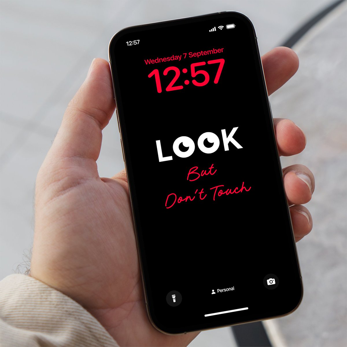 AppsLab_Co's tweet image. Look But Don&apos;t Touch👀

Want this wallpaper in another color? Just tell me👇